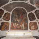 La tempera sopra l�altare raffigura la santissima Trinit�, a cui � dedicata la chiesa. Qui troviamo il Dio Padre seduto su una nuvola e con in testa un�aureola triangolare, il Cristo con accanto la croce e lo Spirito Santo simboleggiato da una colomba
